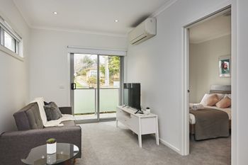 Bright & Updated 1 Bedroom Apartment - Australian Directory 0