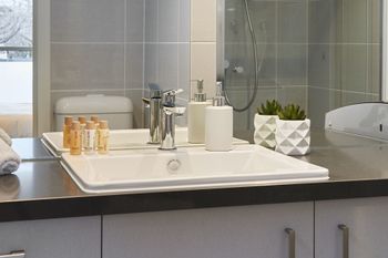 Bright & Updated 1 Bedroom Apartment - Australian Directory 1