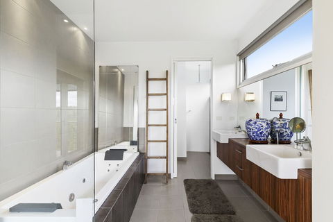 Bilsons Landing East - Australian Directory 6