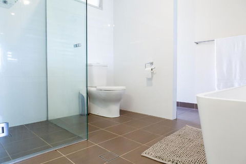 Beach & Bay Holiday House - Australian Directory 2