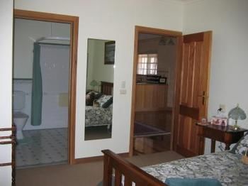 Buttercup Cottage & Private Apartment - Australian Directory 4