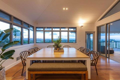 Vantage Over Byron - Australian Directory 6