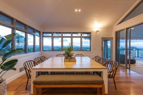 Vantage Over Byron - Australian Directory 4