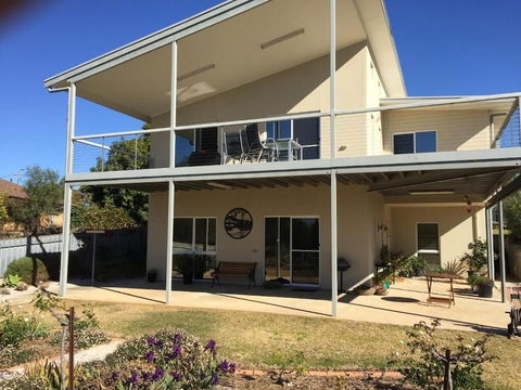 Lyreen's Apartment B&B - Australian Directory 3