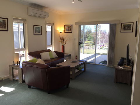Lyreen's Apartment B&B - Australian Directory 0