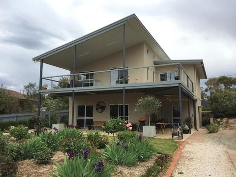 Lyreen's Apartment B&B - Australian Directory 1