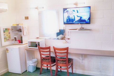 A & A Lodge Motel Emerald - Australian Directory 6