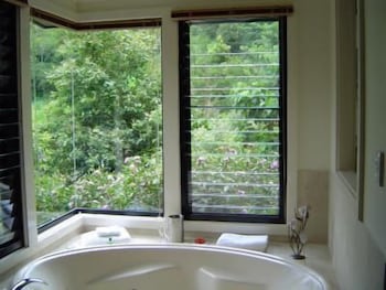 Montagues Of Montville - Australian Directory 5