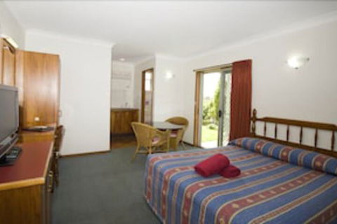 Colonial Court Motor Inn - Australian Directory 7