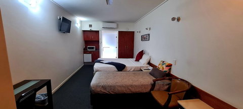 Ayr Travellers Motel - Australian Directory 4