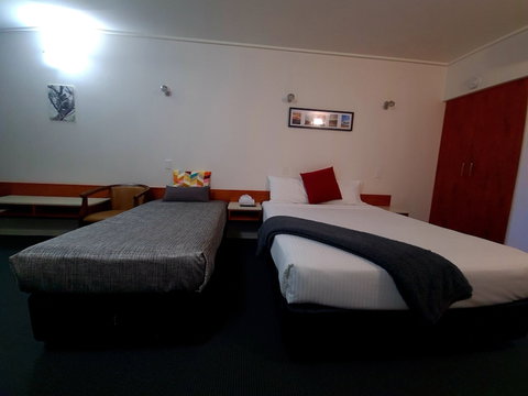 Ayr Travellers Motel - Australian Directory 6