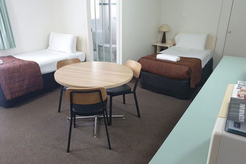 Earls Court Motor Inn - Australian Directory 3