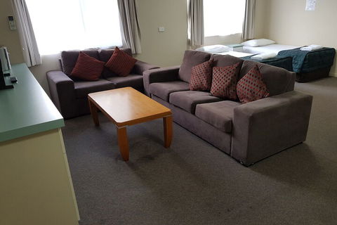 Earls Court Motor Inn - Australian Directory 4