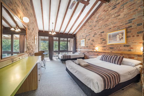 Avoca Beach Hotel - Australian Directory 5