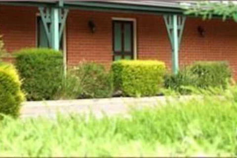 Young Federation Motor Inn - Australian Directory 7