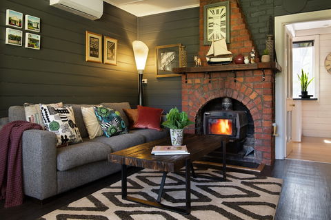 Viola At Hepburn Springs - Australian Directory 2