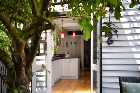 Viola At Hepburn Springs - Australian Directory 0