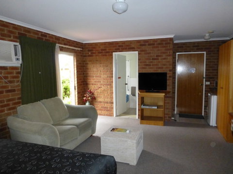 Inverloch Central Motor Inn - Australian Directory 5