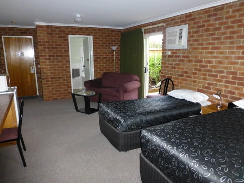 Inverloch Central Motor Inn - Australian Directory 3