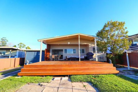 Lakefront Simplicity - Australian Directory 7