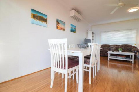 Lakefront Simplicity - Australian Directory 4