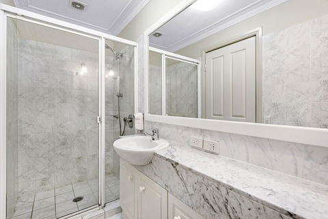 ULTIQA Rothbury Hotel - Australian Directory 5