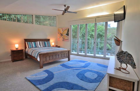 Sun Worship Crescent Head - Australian Directory 6