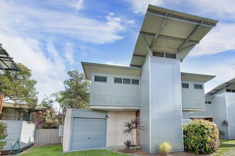 Sun Worship Crescent Head - Australian Directory 1