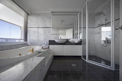 BreakFree Capital Tower Apartments - Australian Directory 36