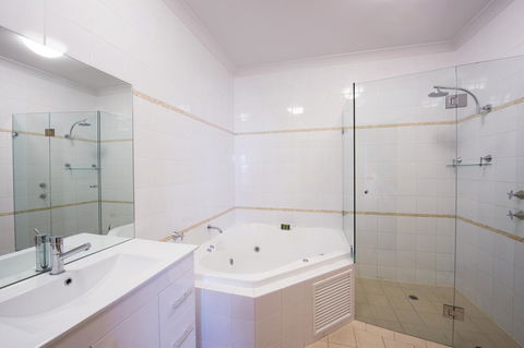 McCracken Country Club - Australian Directory 30