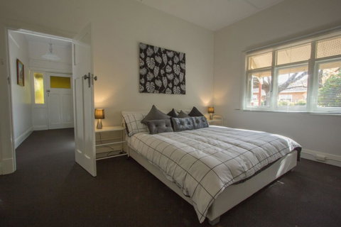 Cowan Street Bungalow - Australian Directory 0