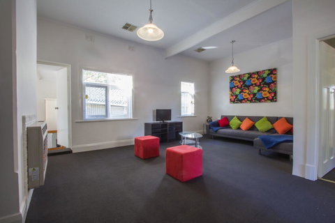 Cowan Street Bungalow - Australian Directory 6