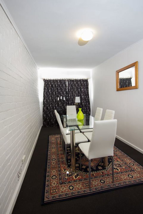 Cowan Street Bungalow - Australian Directory 12