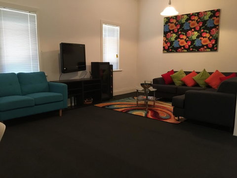 Cowan Street Bungalow - Australian Directory 7