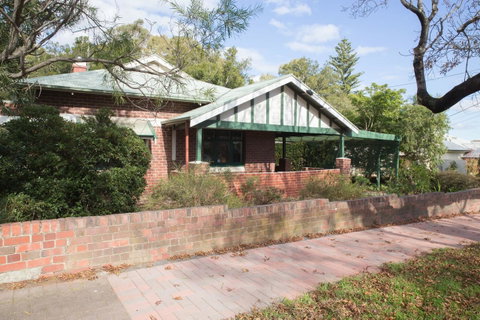 Cowan Street Bungalow - Australian Directory 13