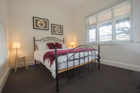 Cowan Street Bungalow - Australian Directory 4