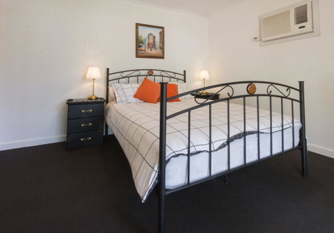 Cowan Street Bungalow - Australian Directory 5