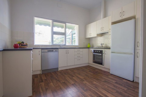 Cowan Street Bungalow - Australian Directory 11