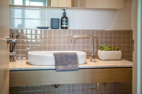 Port Adelaide Executive Waterfront Apartment - Australian Directory 5