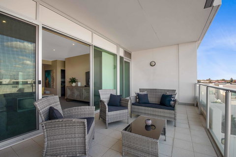 Port Adelaide Executive Waterfront Apartment - Australian Directory 24