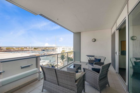 Port Adelaide Executive Waterfront Apartment - Australian Directory 25