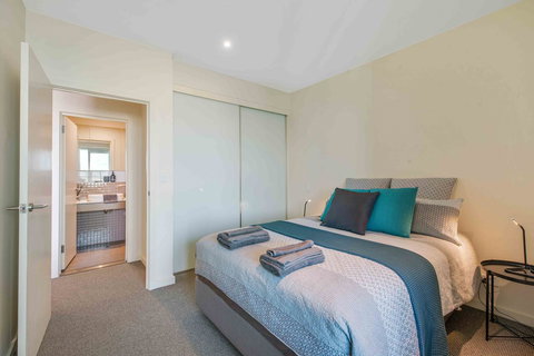 Port Adelaide Executive Waterfront Apartment - Australian Directory 3