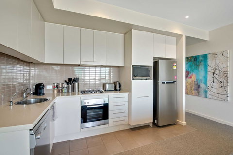 Port Adelaide Executive Waterfront Apartment - Australian Directory 8