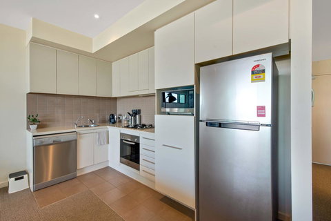 Port Adelaide Executive Waterfront Apartment - Australian Directory 6
