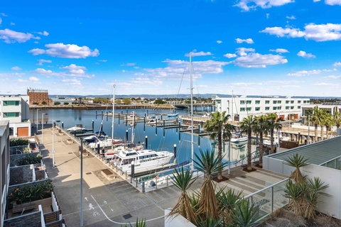 Port Adelaide Executive Waterfront Apartment - Australian Directory 0