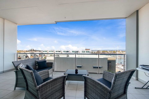 Port Adelaide Executive Waterfront Apartment - Australian Directory 23