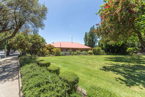 Tanunda\'s Magpie House - Australian Directory 30