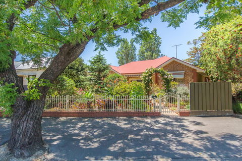 Tanunda\'s Magpie House - Australian Directory 23