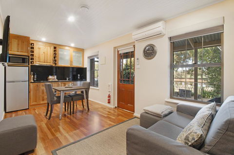 Stonewell Cottages And Vineyards - Australian Directory 26
