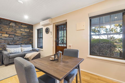 Stonewell Cottages And Vineyards - Australian Directory 34